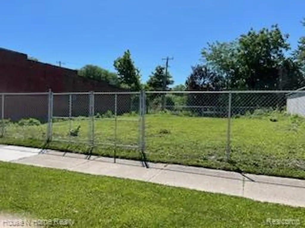 15100, 10, 14, 18, 22 E Warren Avenue Detroit City MI 48224