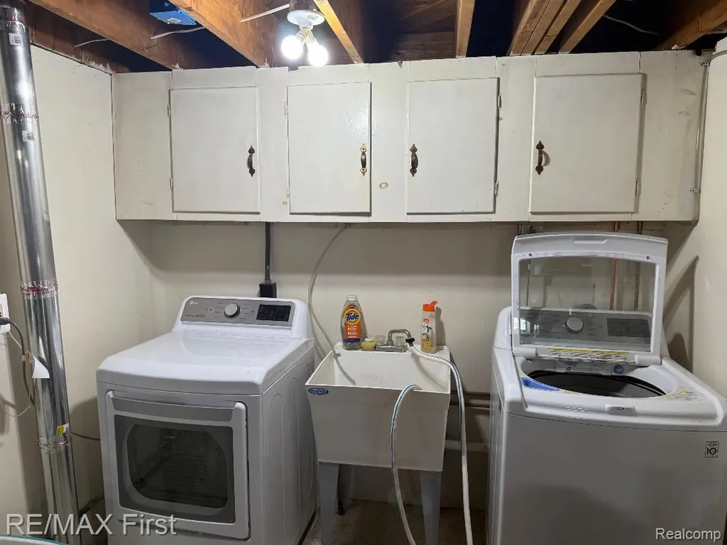 26615 Richard Drive Warren City MI 48089