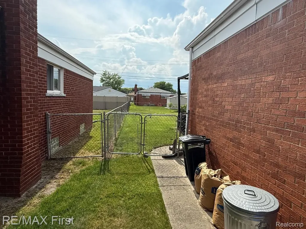 26615 Richard Drive Warren City MI 48089