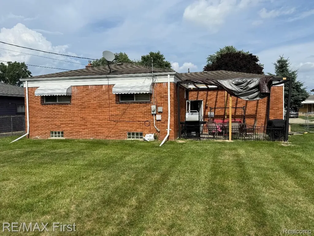 26615 Richard Drive Warren City MI 48089