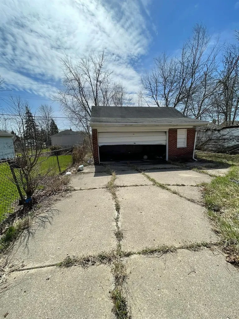 16500 Eastburn Street Detroit City MI 48205