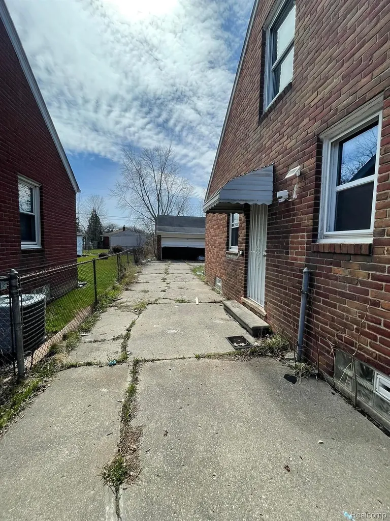 16500 Eastburn Street Detroit City MI 48205