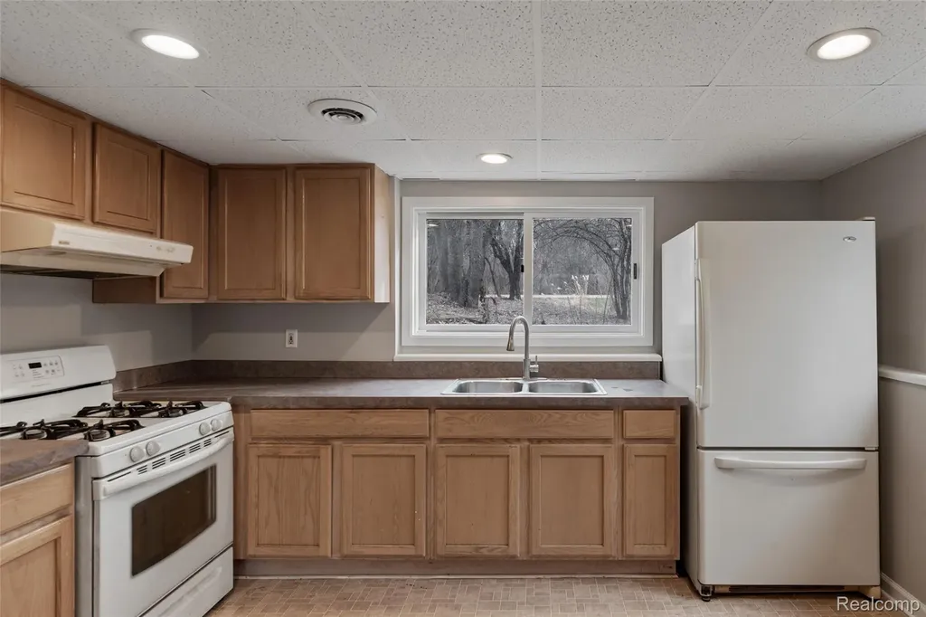 8732 Elizabeth Lake Road White Lake Charter Township MI 48386