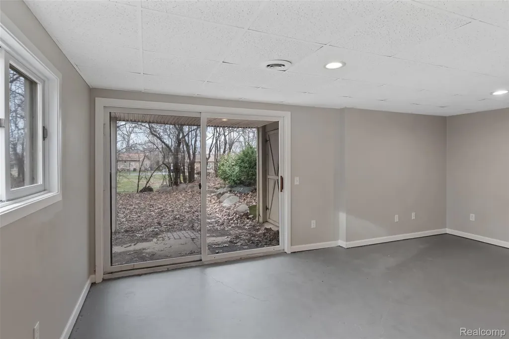 8732 Elizabeth Lake Road White Lake Charter Township MI 48386
