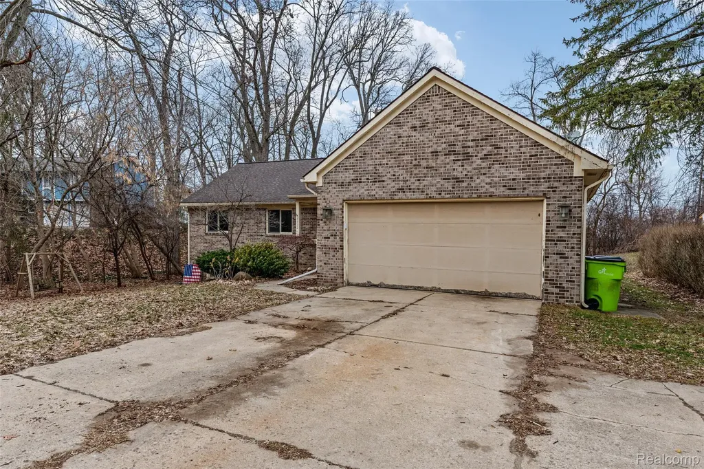 8732 Elizabeth Lake Road White Lake Charter Township MI 48386