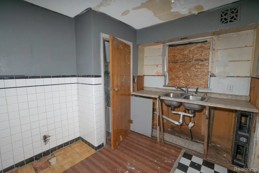 18712 Waltham Street Detroit City MI 48205