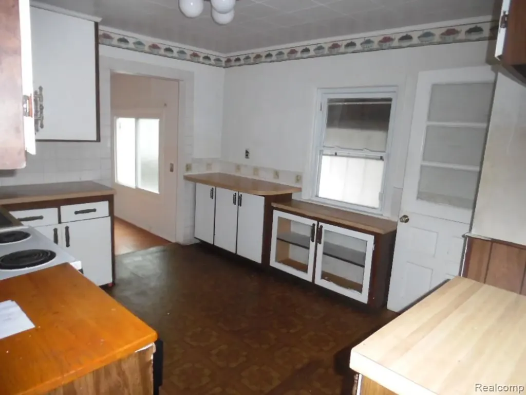 26338 Wolverine Street Madison Heights City MI 48071
