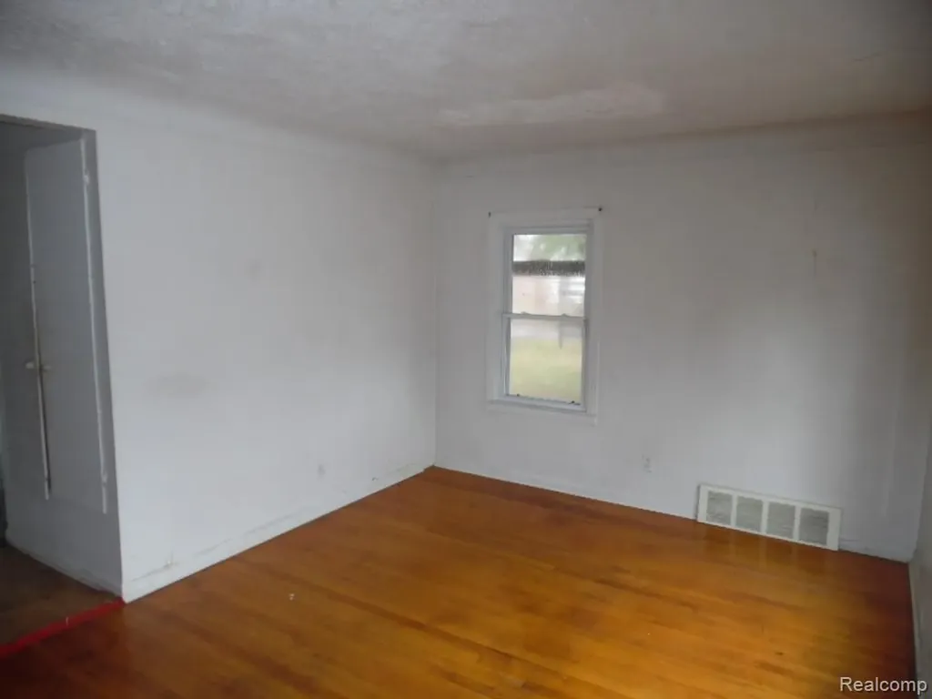 26338 Wolverine Street Madison Heights City MI 48071