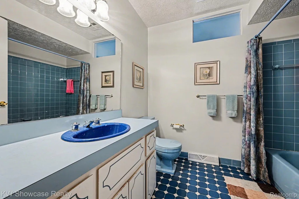 8635 Sandy Crest Drive White Lake Charter Township MI 48386