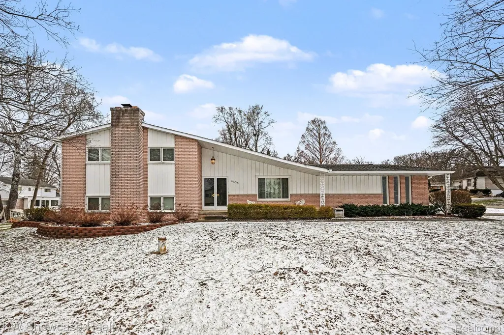 8635 Sandy Crest Drive White Lake Charter Township MI 48386