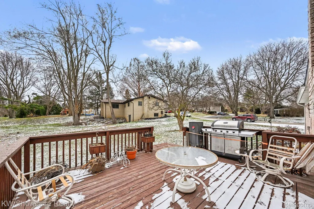 8635 Sandy Crest Drive White Lake Charter Township MI 48386