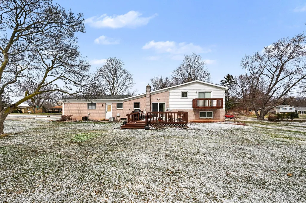 8635 Sandy Crest Drive White Lake Charter Township MI 48386