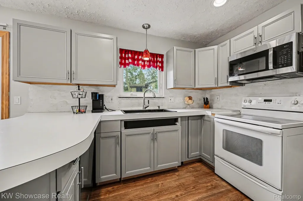 8635 Sandy Crest Drive White Lake Charter Township MI 48386