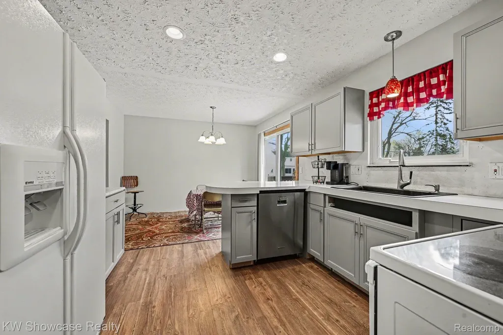 8635 Sandy Crest Drive White Lake Charter Township MI 48386