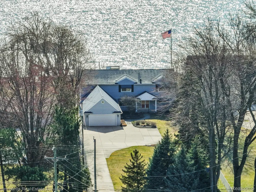 32830 Jefferson Avenue St. Clair Shores City MI 48082