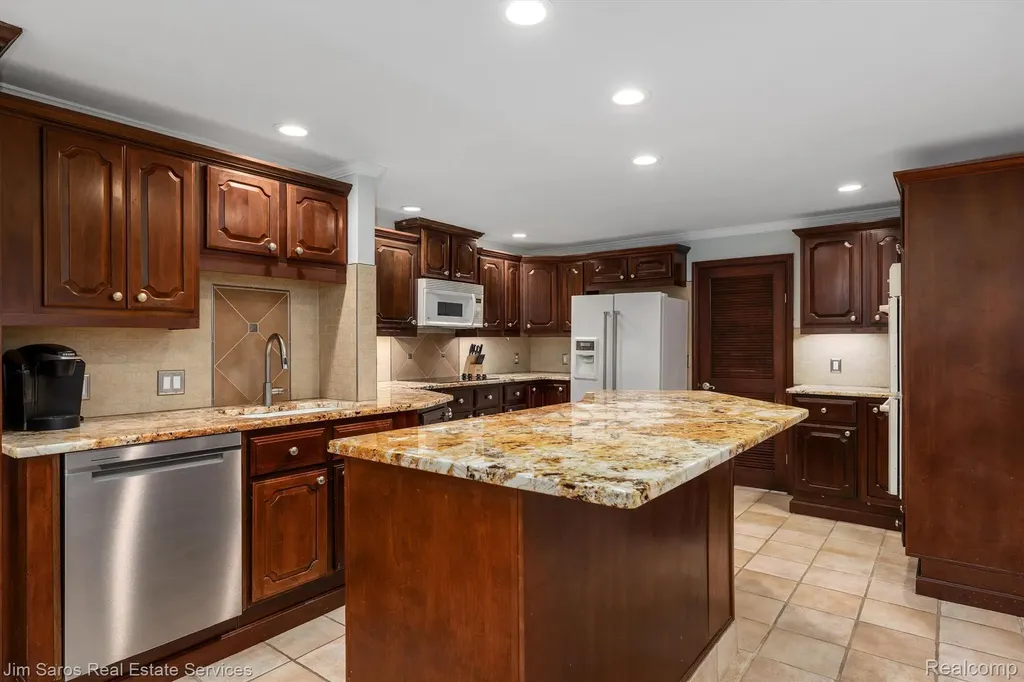 32830 Jefferson Avenue St. Clair Shores City MI 48082
