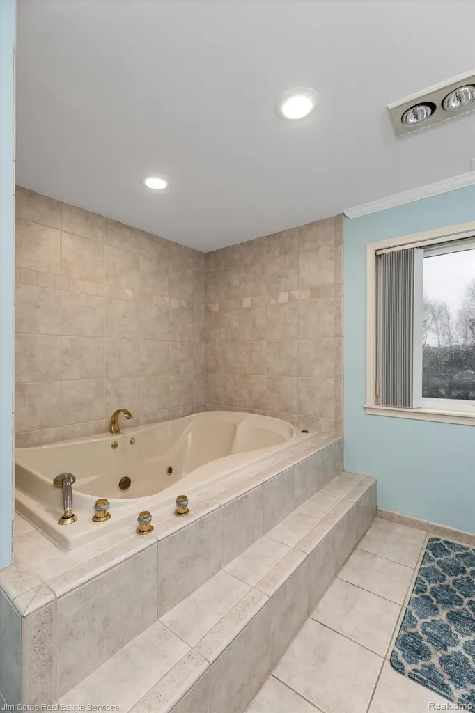32830 Jefferson Avenue St. Clair Shores City MI 48082