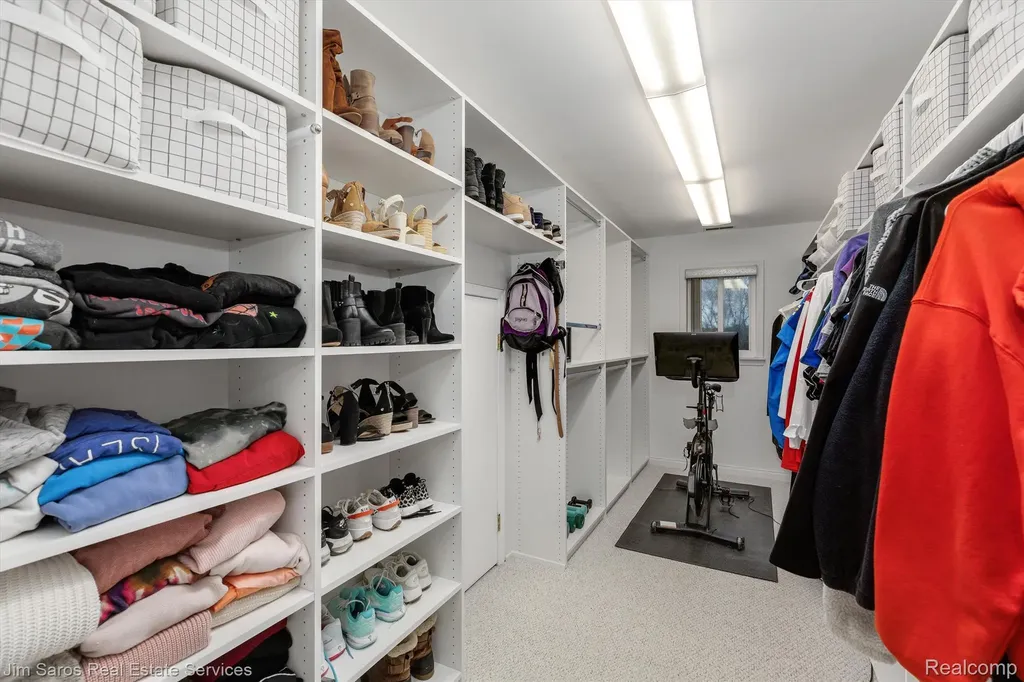 32830 Jefferson Avenue St. Clair Shores City MI 48082