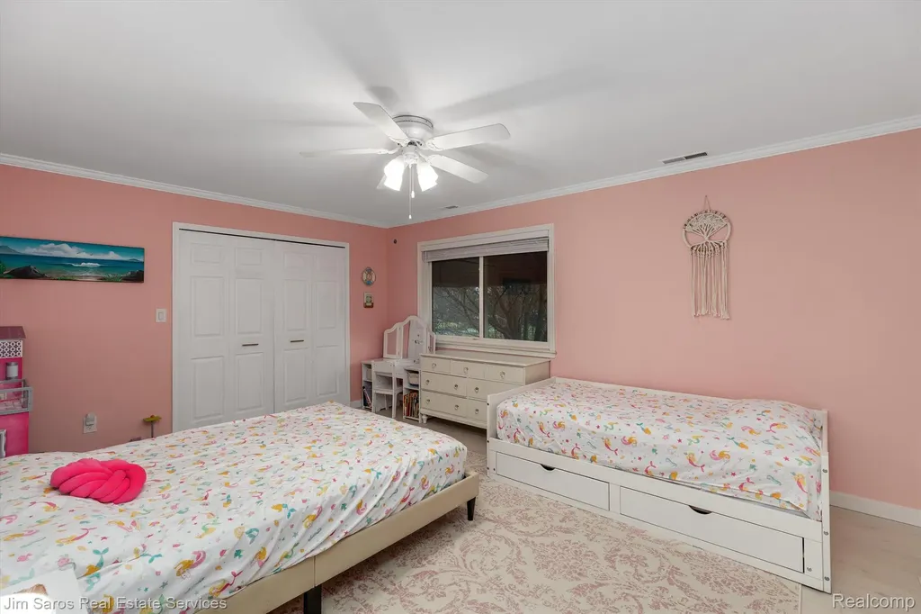 32830 Jefferson Avenue St. Clair Shores City MI 48082