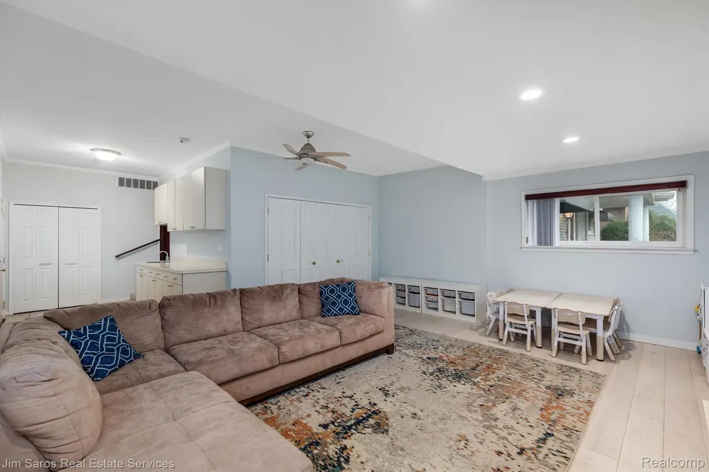 32830 Jefferson Avenue St. Clair Shores City MI 48082