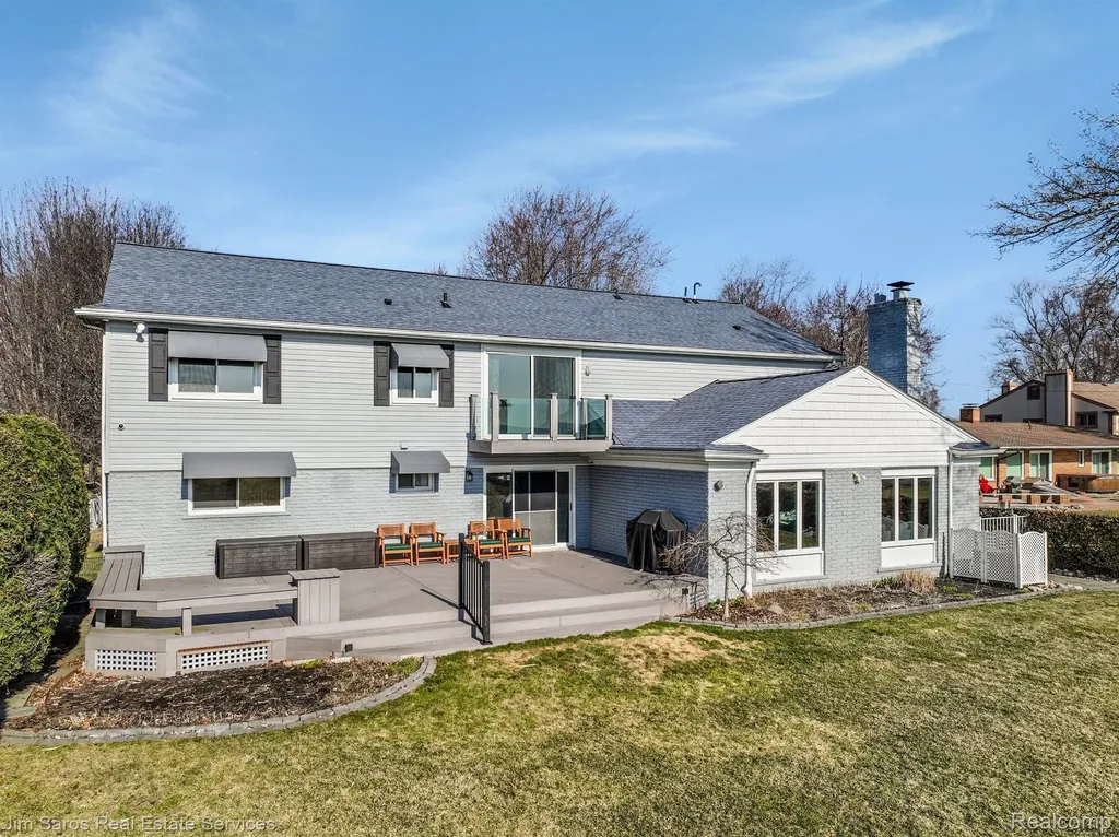 32830 Jefferson Avenue St. Clair Shores City MI 48082
