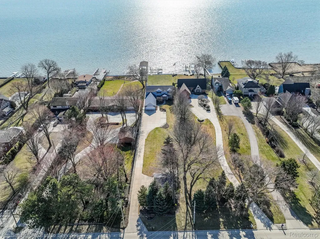 32830 Jefferson Avenue St. Clair Shores City MI 48082