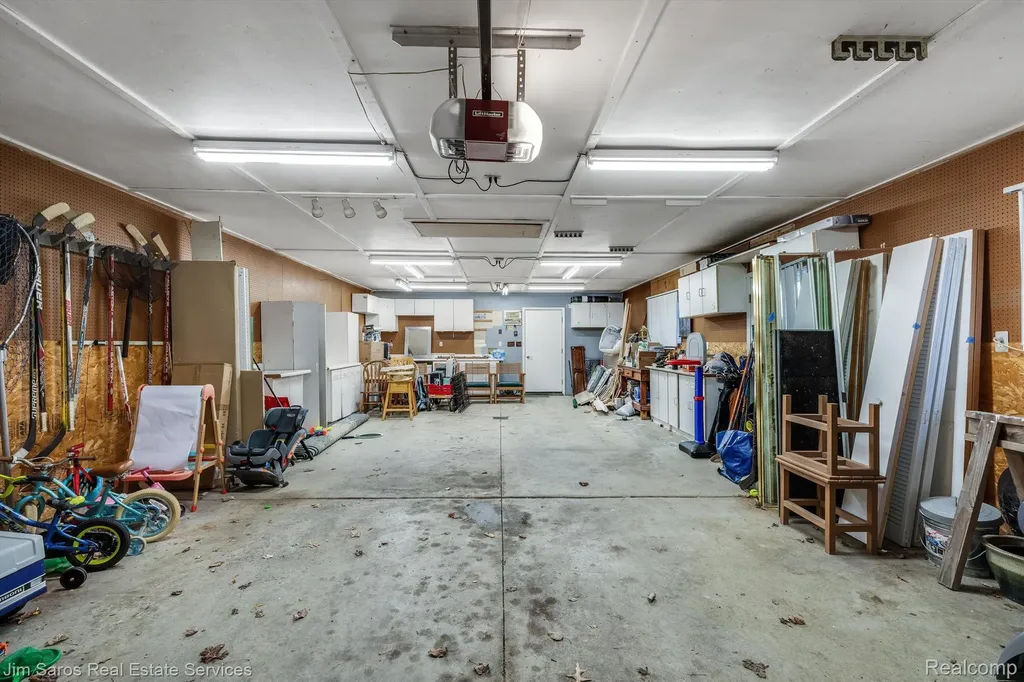 32830 Jefferson Avenue St. Clair Shores City MI 48082