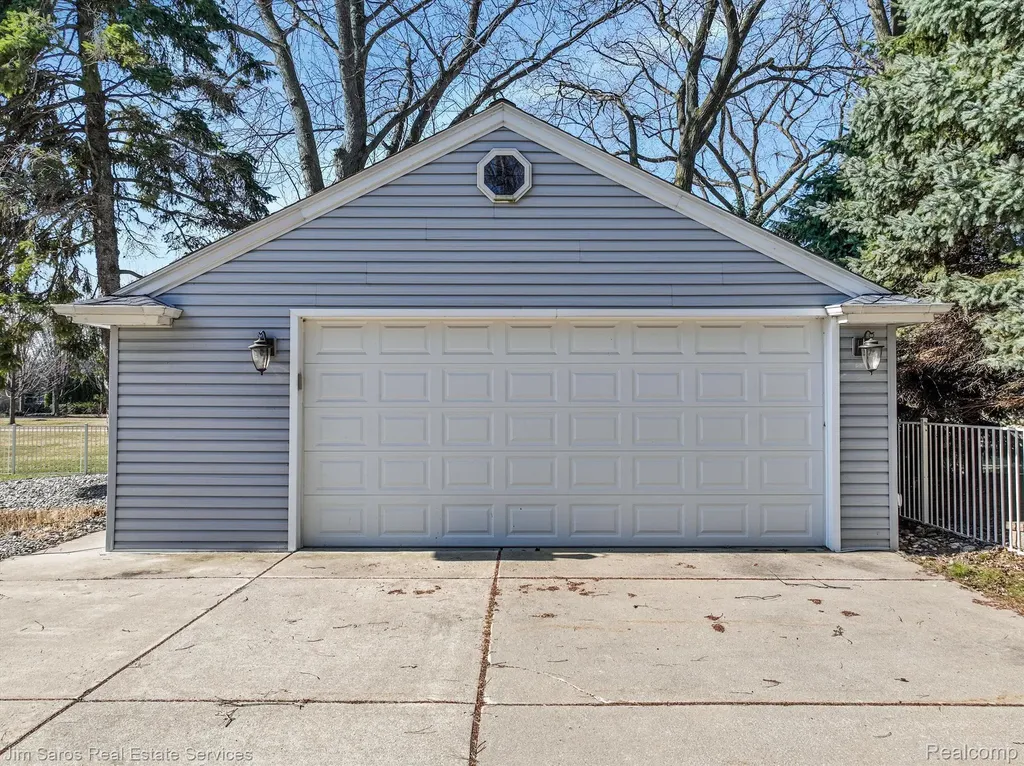 32830 Jefferson Avenue St. Clair Shores City MI 48082