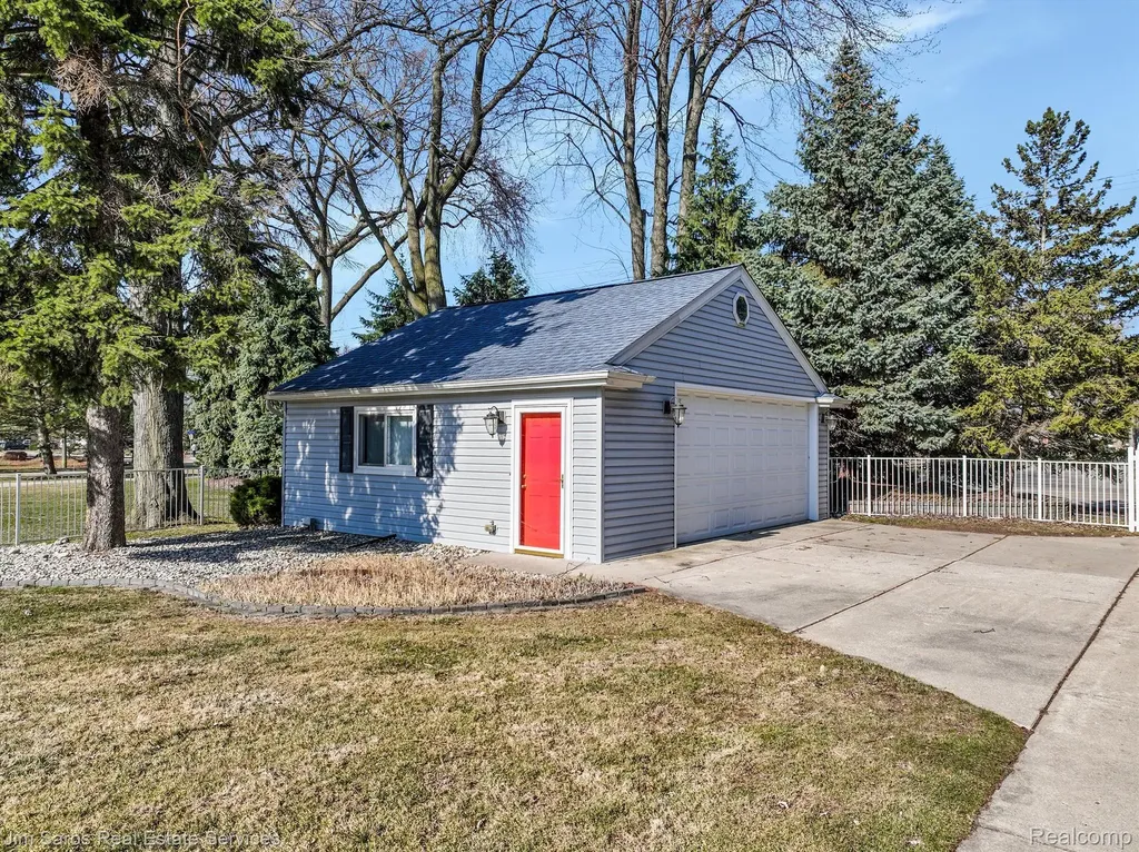 32830 Jefferson Avenue St. Clair Shores City MI 48082