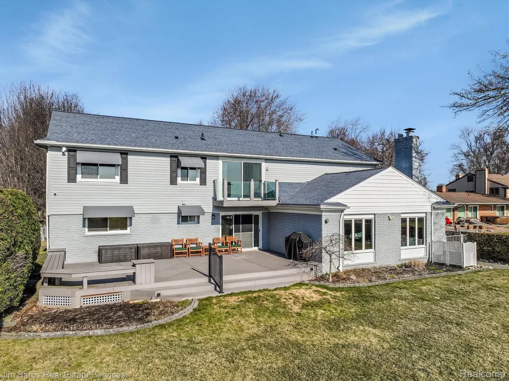 32830 Jefferson Avenue St. Clair Shores City MI 48082