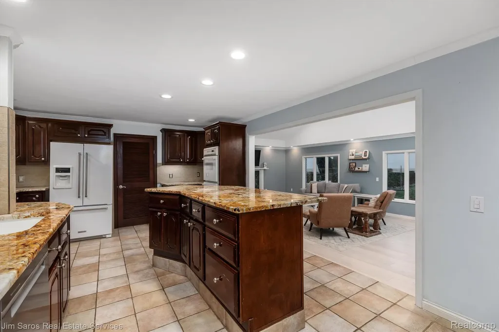 32830 Jefferson Avenue St. Clair Shores City MI 48082