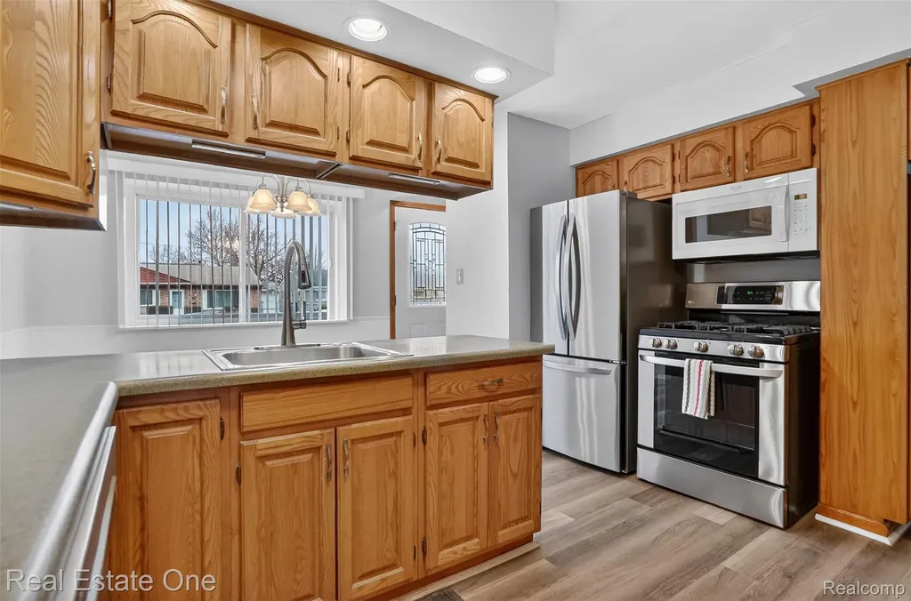 8232 Hillcrest Boulevard Westland City MI 48185