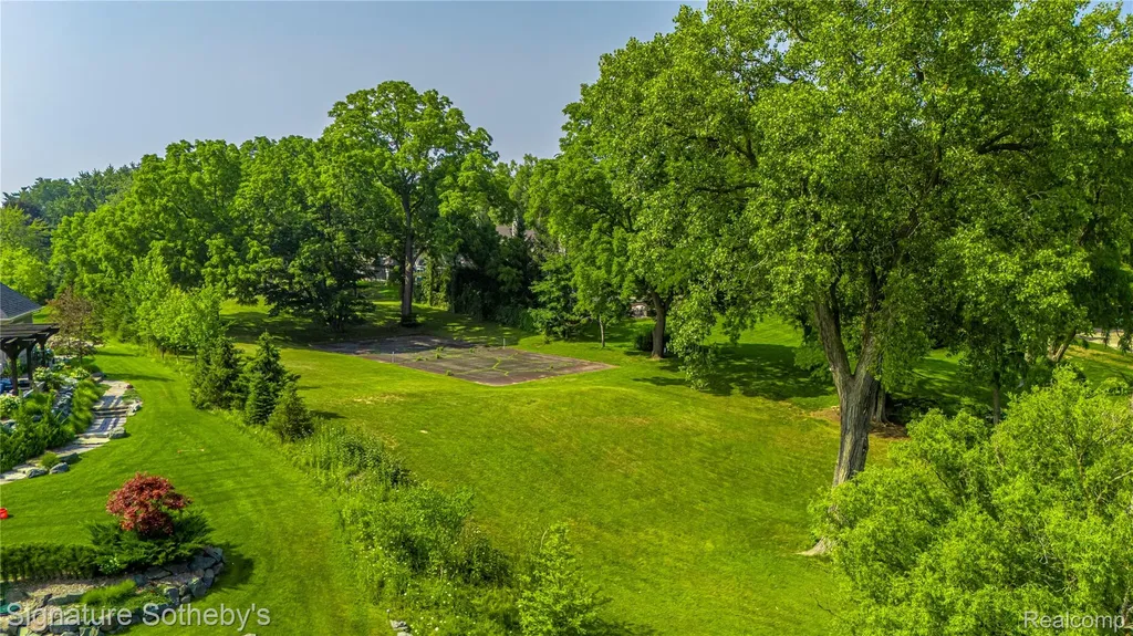 2475 N Lake Angelus Road W Lake Angelus City MI 48326