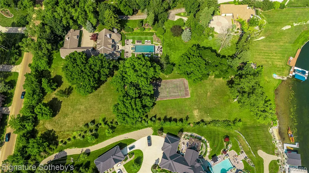 2475 N Lake Angelus Road W Lake Angelus City MI 48326