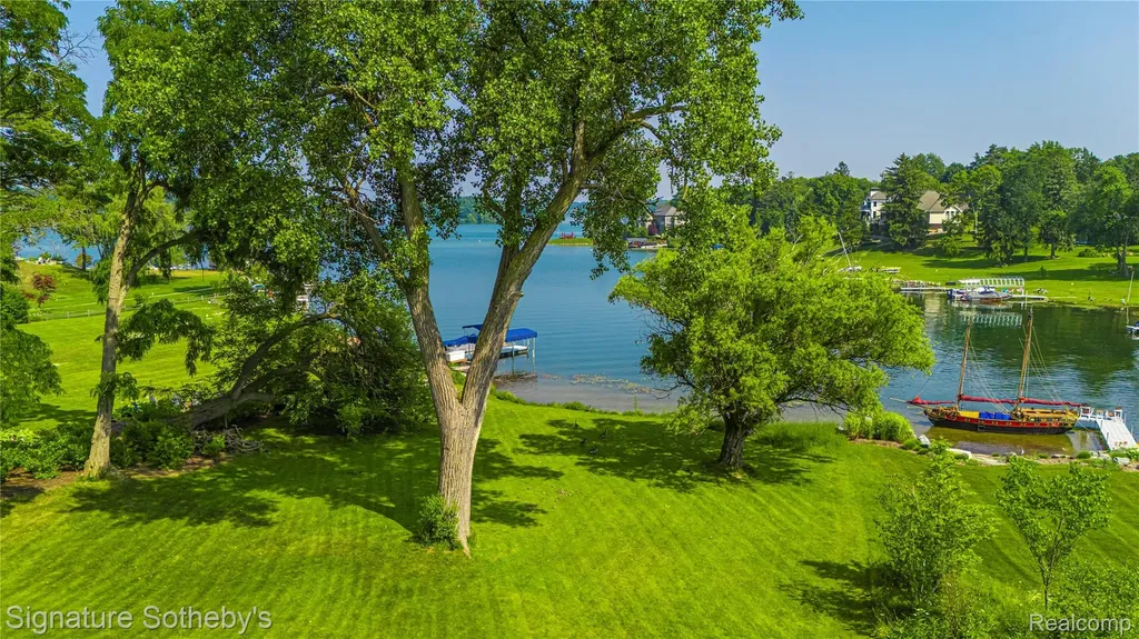2475 N Lake Angelus Road W Lake Angelus City MI 48326