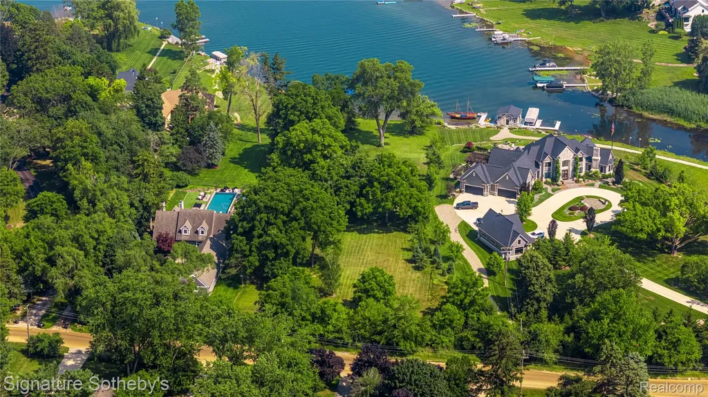 2475 N Lake Angelus Road W Lake Angelus City MI 48326