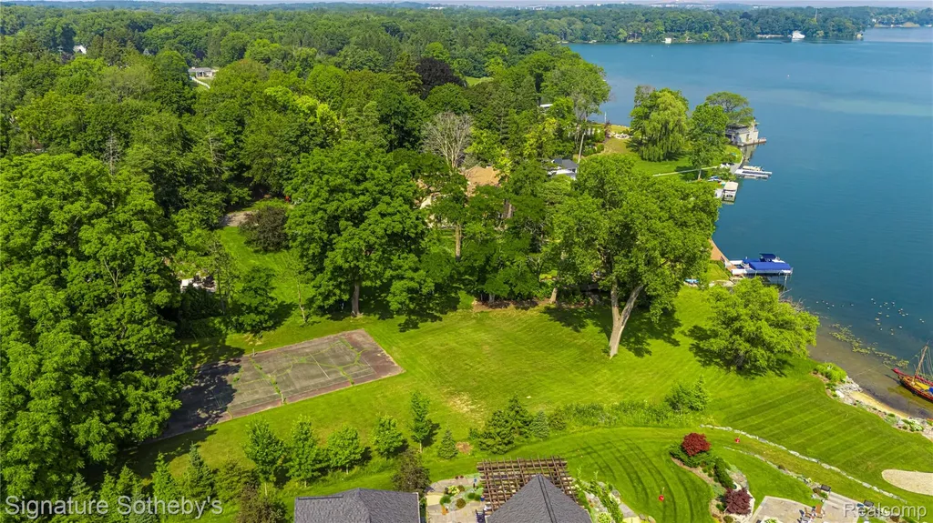 2475 N Lake Angelus Road W Lake Angelus City MI 48326