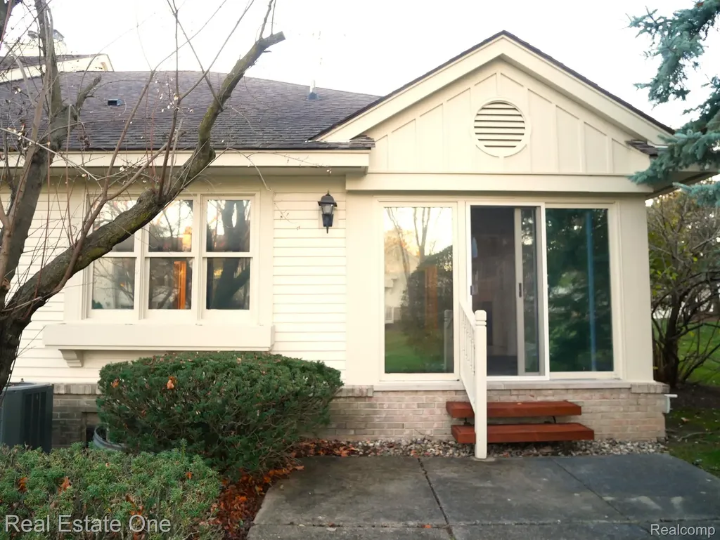 7383 Simsbury Drive West Bloomfield Charter Township MI 48322
