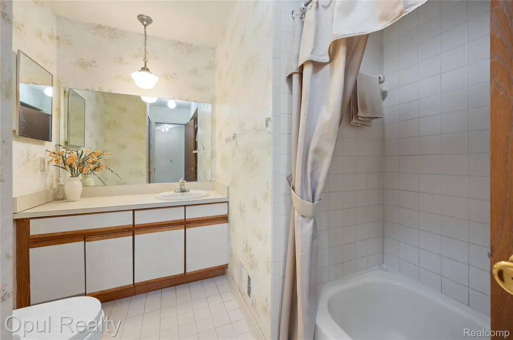 27323 Apple Blossom Lane Southfield City MI 48034