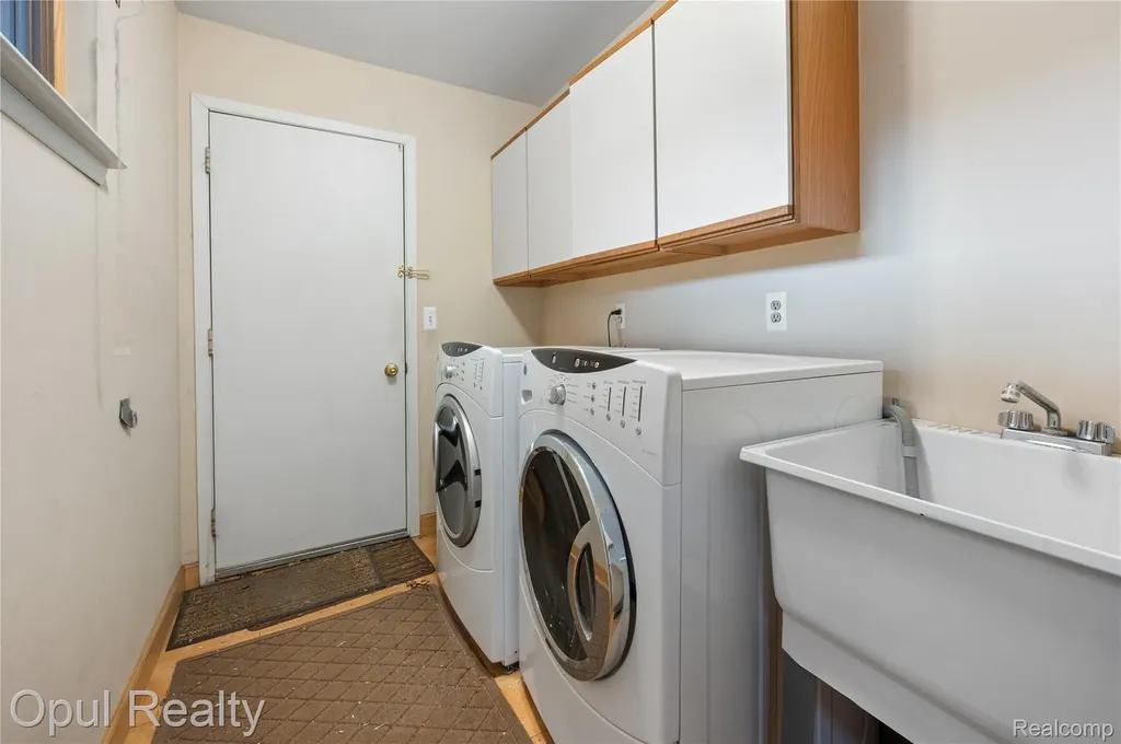 27323 Apple Blossom Lane Southfield City MI 48034
