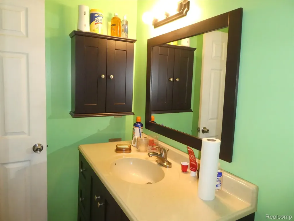 7482 Woodview Street Westland City MI 48185