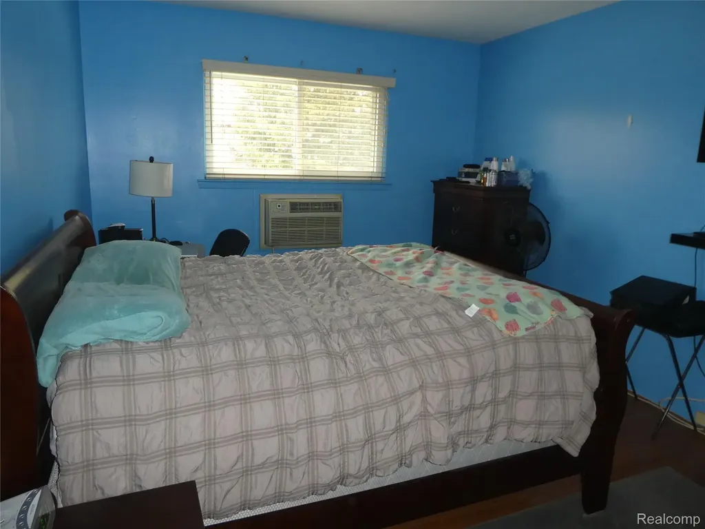 7482 Woodview Street Westland City MI 48185