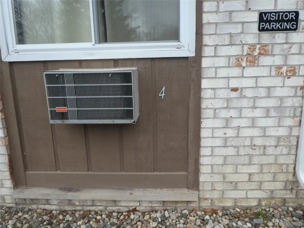 7482 Woodview Street Westland City MI 48185