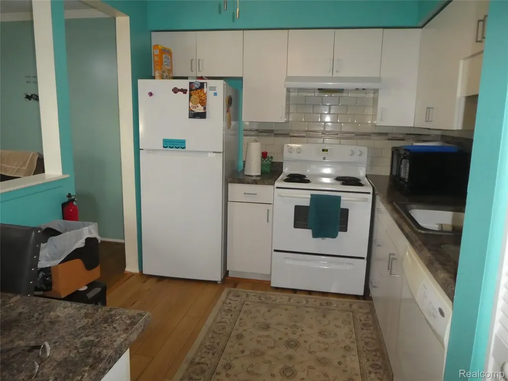 7482 Woodview Street Westland City MI 48185