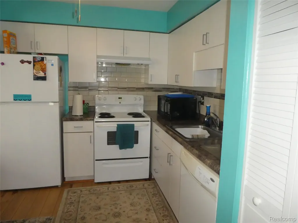 7482 Woodview Street Westland City MI 48185