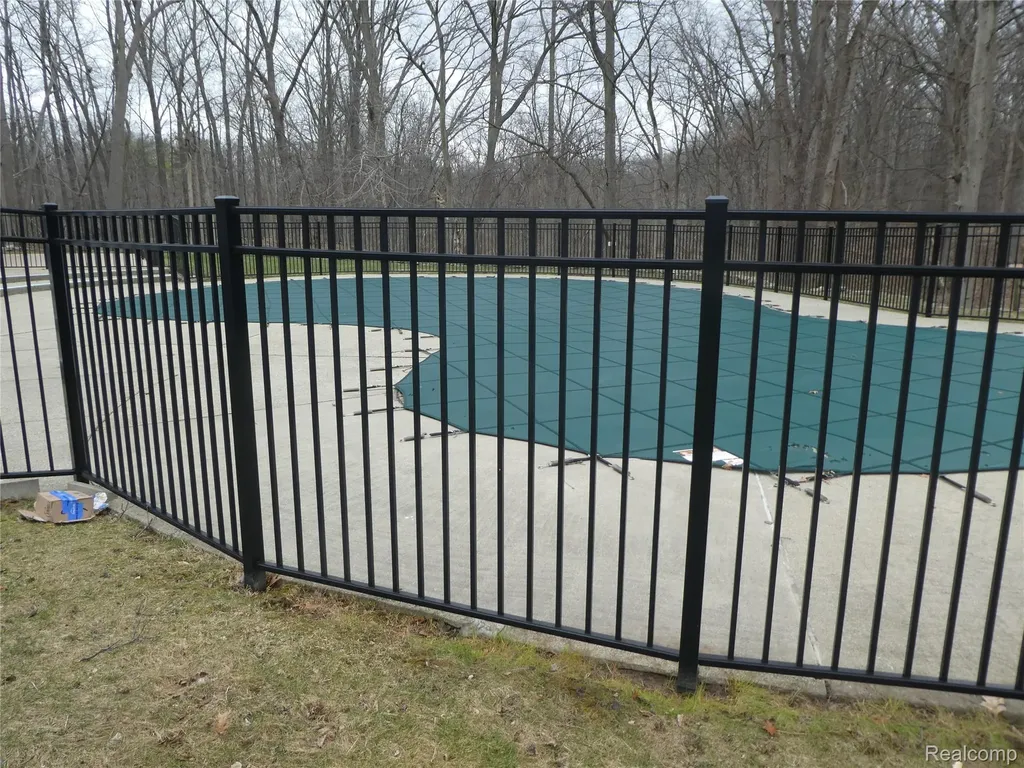 7482 Woodview Street Westland City MI 48185