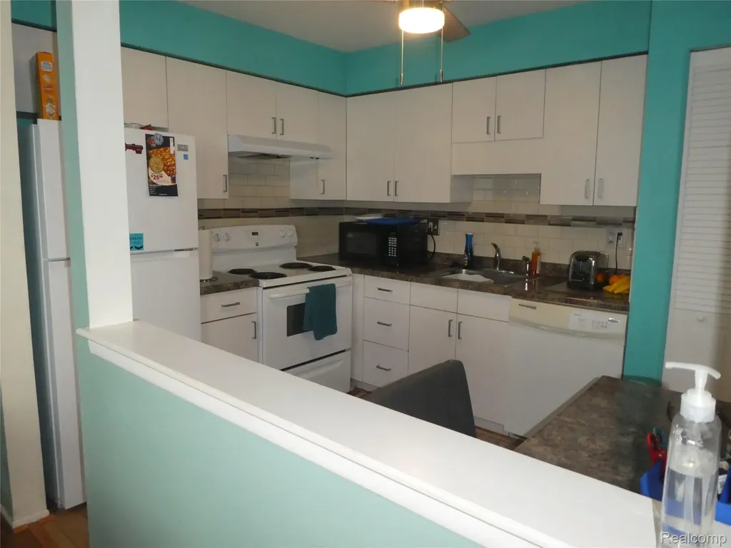 7482 Woodview Street Westland City MI 48185