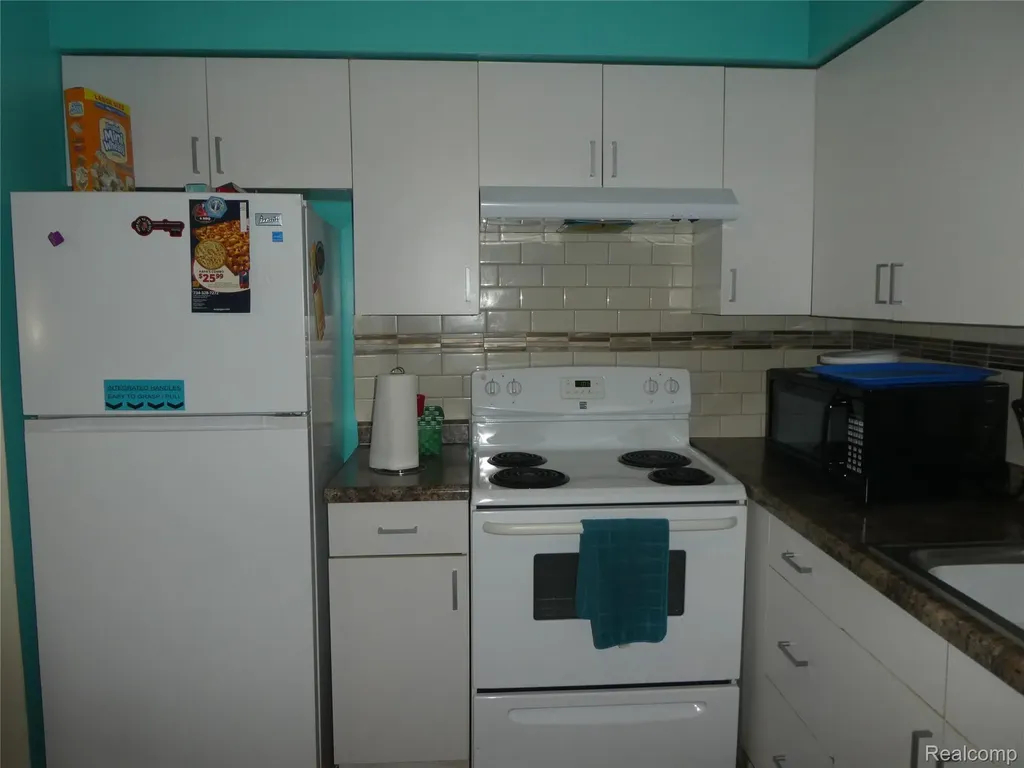7482 Woodview Street Westland City MI 48185