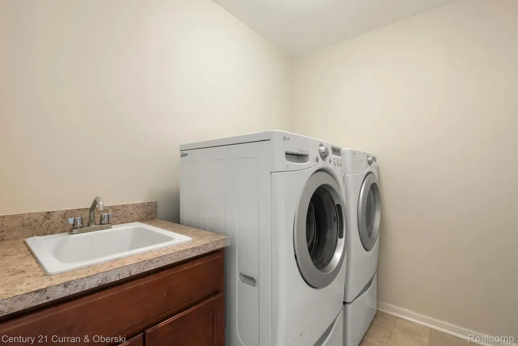 1091 Paddock Drive South Lyon City MI 48178