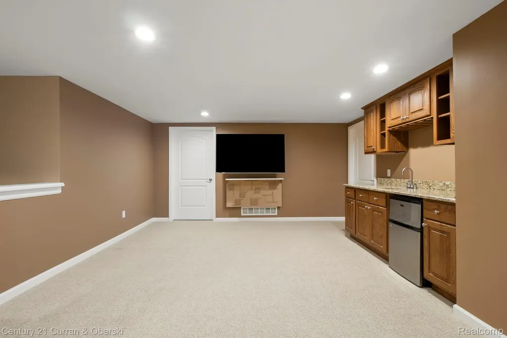 1091 Paddock Drive South Lyon City MI 48178